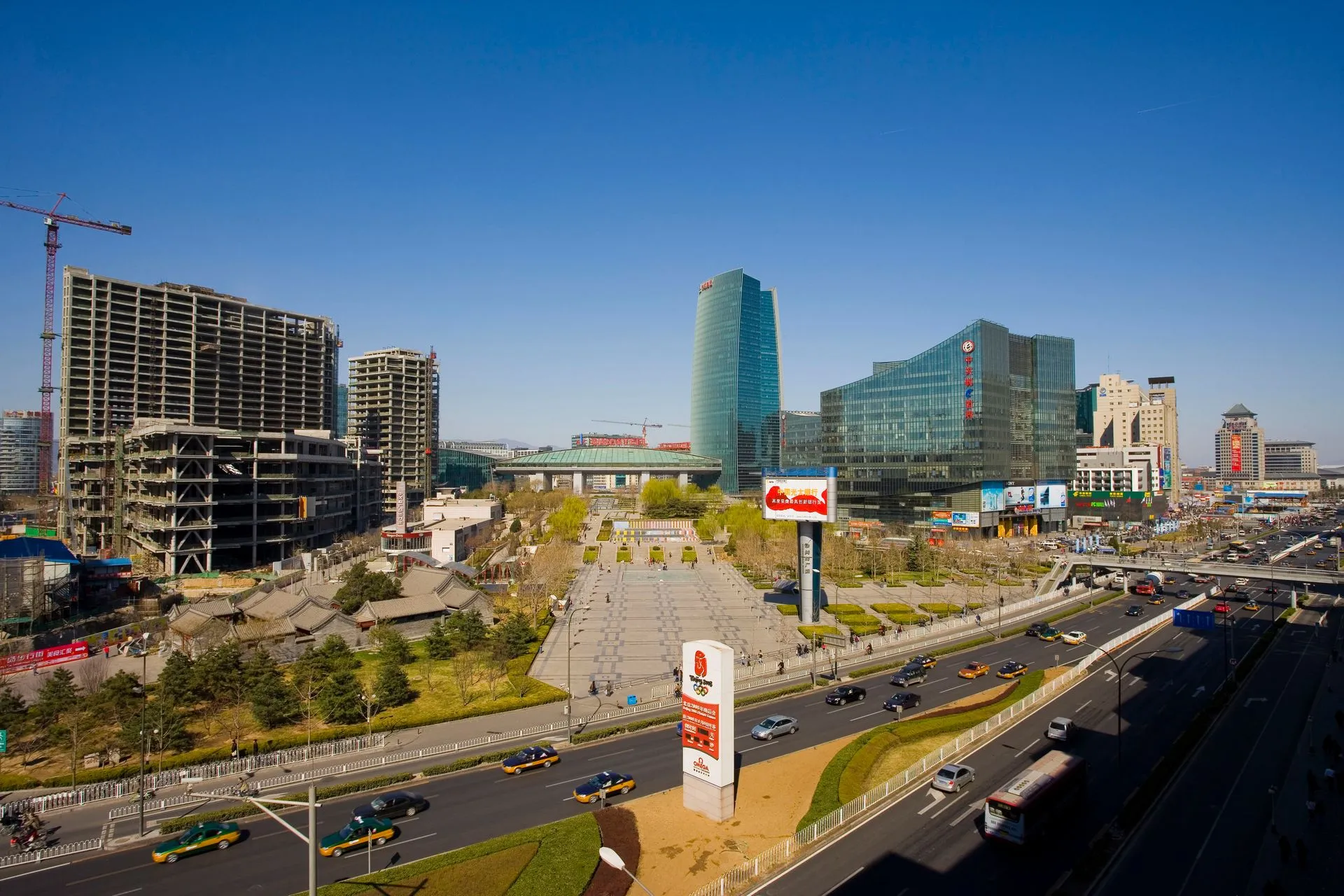 Vista do distrito de Zhongguancun, em Pequim, com prédios corporativos e canteiros de obras